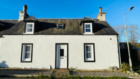 Traditional Highland Cottage Near Loch Ness